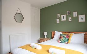 Cottenham - City Centre With Free Private Parking 2 Toilets 4 Bedroom Sleeps 8
